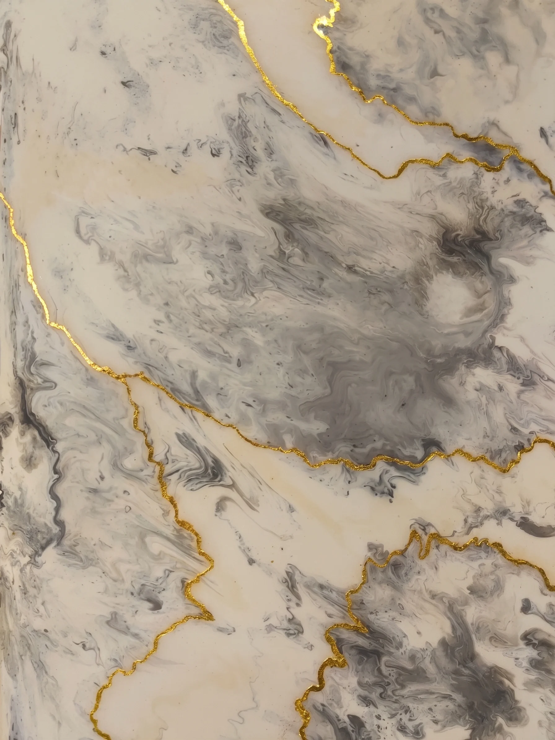 Sàn Epoxy Resin Nghệ Thuật: Mỗi Mét Vuông Là Một Tác Phẩm Không Thể Sao Chép 12 Mẫu Cẩm Thạch Vàng — trắng ngà, vân xám mây và đường gân vàng gold tự nhiên