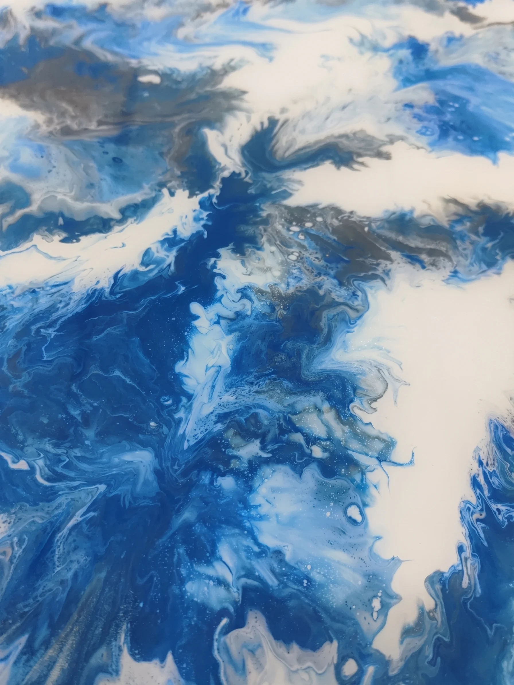 Sàn Epoxy Resin Nghệ Thuật: Mỗi Mét Vuông Là Một Tác Phẩm Không Thể Sao Chép 10 Mẫu Bầu Trời Đại Dương — xanh navy và trắng hòa quyện như nhìn biển từ trên cao