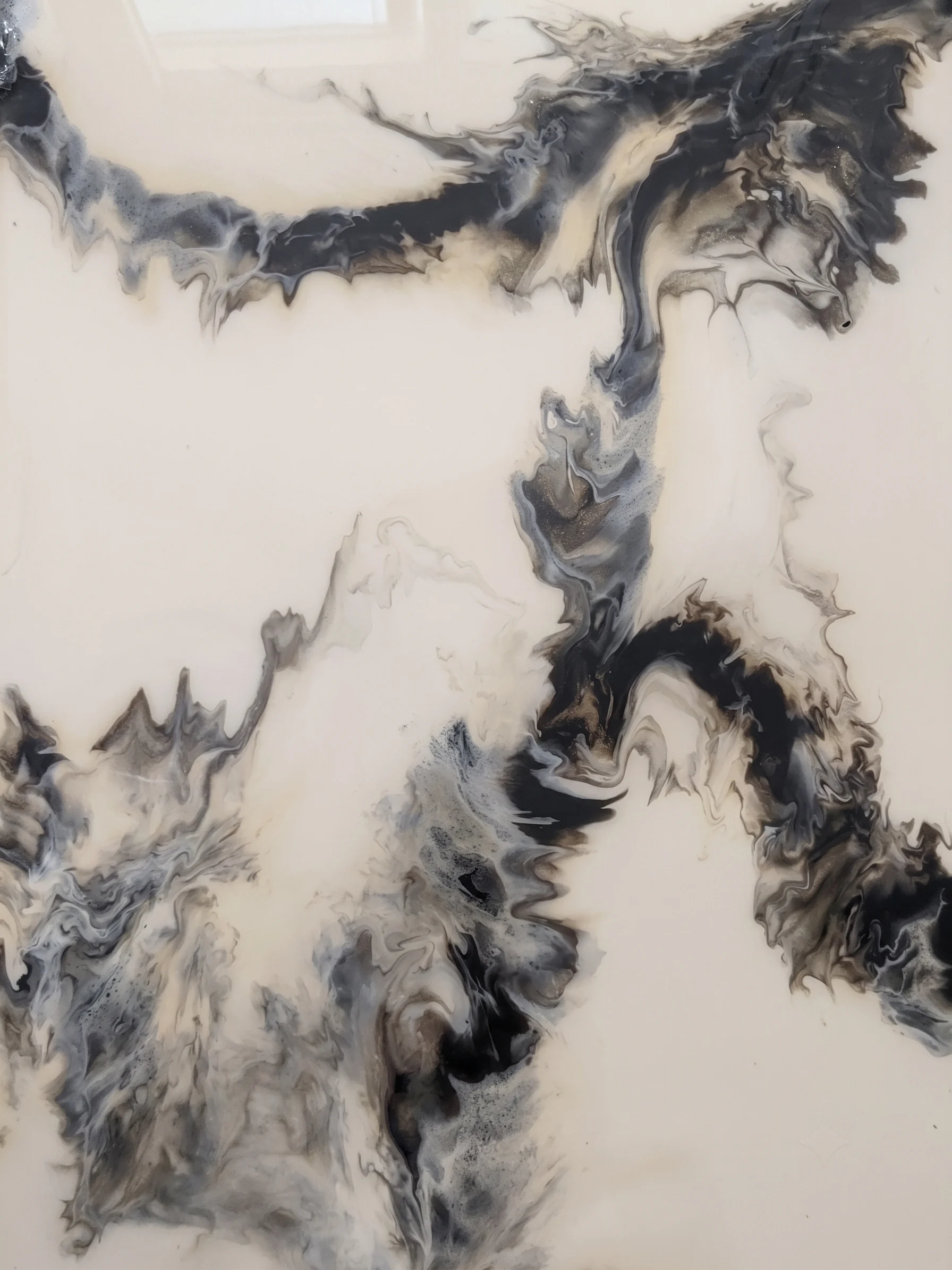 Sàn Epoxy Resin Nghệ Thuật: Mỗi Mét Vuông Là Một Tác Phẩm Không Thể Sao Chép 11 Mẫu Bạch Long — nền trắng kem, vân đen xám uốn lượn gợi hình rồng Đông phương